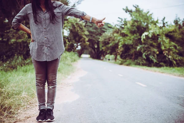 Mujer Joven Haciendo Autostop Largo Camino — Foto de Stock