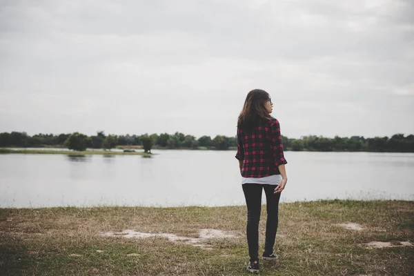 Feliz Hipster Mulher Caminhando Até Lago Fundo Campo Verão — Fotografia de Stock