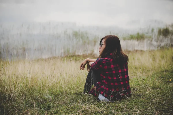 Joven Mujer Hipster Sentado Hierba Cerca Del Lago Relajante Disfrutar —  Fotos de Stock