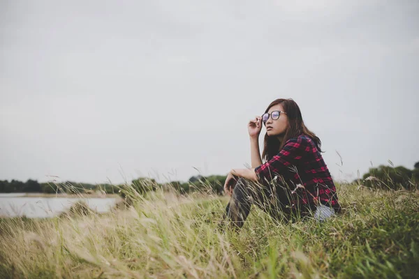 Jeune Femme Hipster Assis Sur Herbe Près Lac Relaxant Profiter — Photo