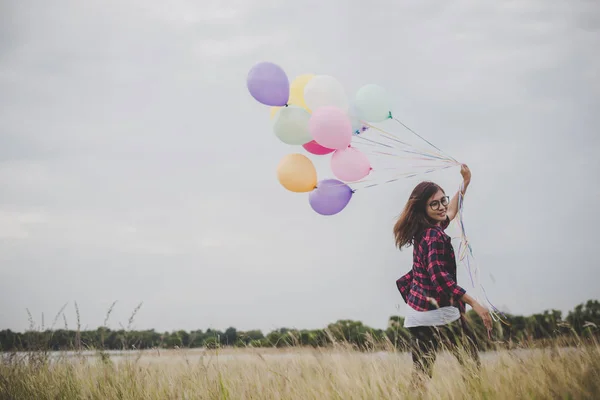 Belle Jeune Femme Hipster Tenant Avec Coloré Ballons Plein Air — Photo