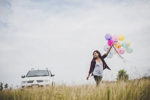 Kobieta Piękna Młoda Hipster Trzymając Kolorowych Balonów Zewnątrz Wolność Cieszyć — Zdjęcie stockowe