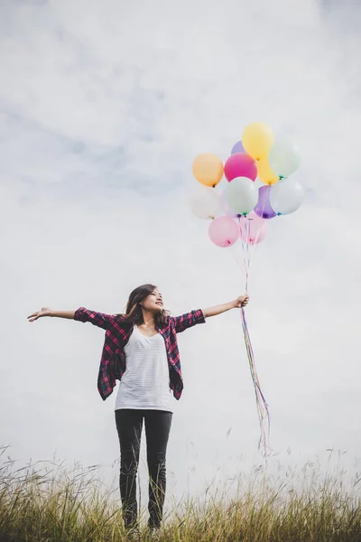 美丽的年轻时髦女子手持五颜六色的气球户外 自由享受自然 女性生活方式概念 — 图库照片