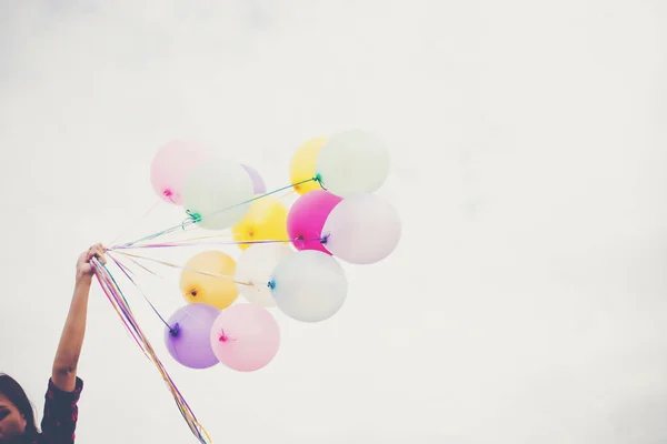 Vrouw Met Kleurrijke Ballonnen Buiten Blauwe Hemelachtergrond — Stockfoto