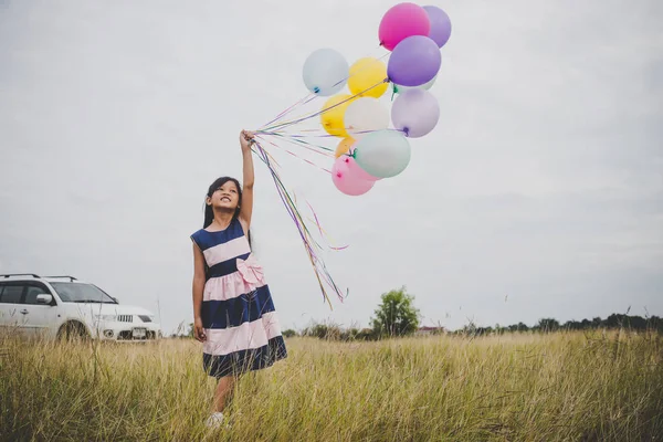 Menina Brincando Com Balões Campo Prados — Fotografia de Stock