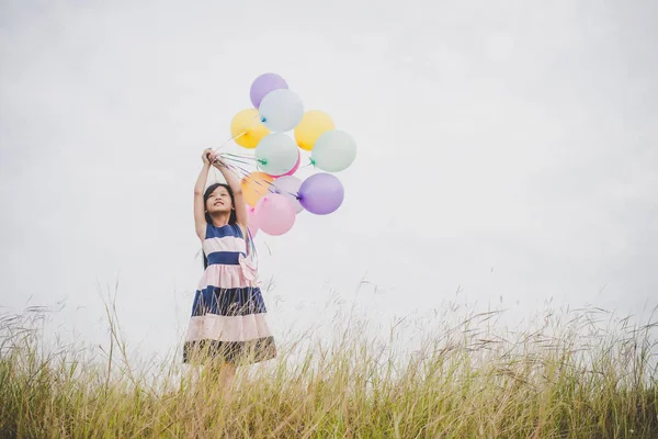 Menina Brincando Com Balões Campo Prados — Fotografia de Stock