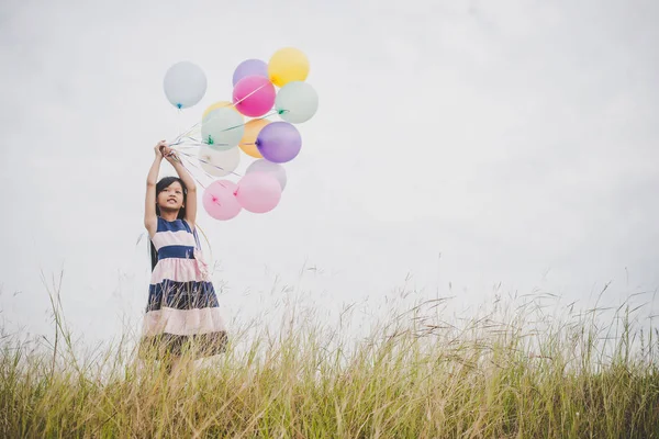 Menina Brincando Com Balões Campo Prados — Fotografia de Stock