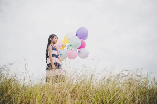 Ragazzina Che Gioca Con Palloncini Sul Campo Prati — Foto Stock