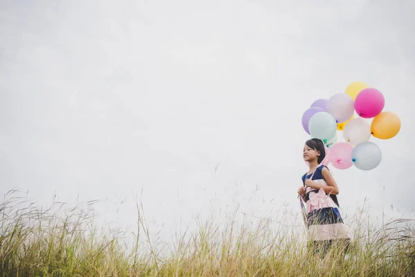 Balonlarla Meadows Sahada Oynayan Küçük Kız — Stok fotoğraf