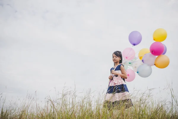 Κοριτσάκι Παίζει Μπαλόνια Λιβάδια Πεδίο — Φωτογραφία Αρχείου
