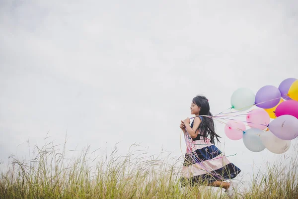 Menina Brincando Com Balões Campo Prados — Fotografia de Stock