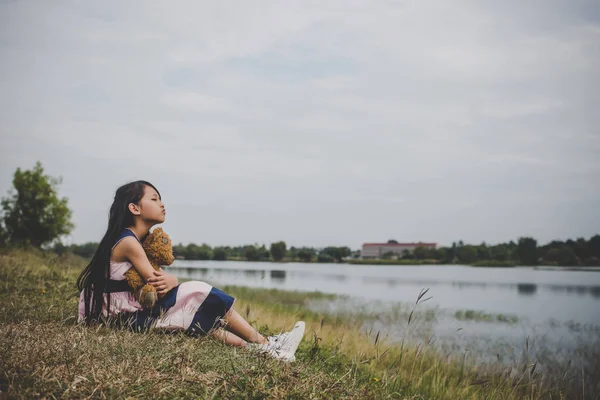 Děvčátko Sedící Její Medvěd Naštvaná Meadows Field — Stock fotografie