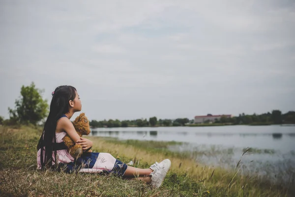 Meisje Zit Met Haar Beer Boos Weiden Veld — Stockfoto