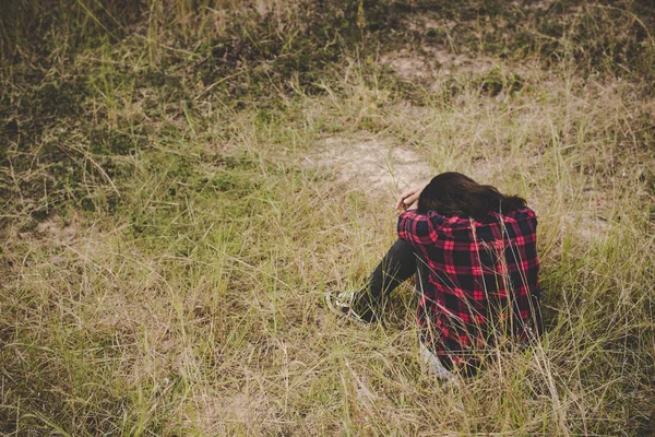 Νέοι Hipster Γυναίκα Κάθεται Κεφάλι Κάτω Στα Γόνατά Λυπημένο Και — Φωτογραφία Αρχείου