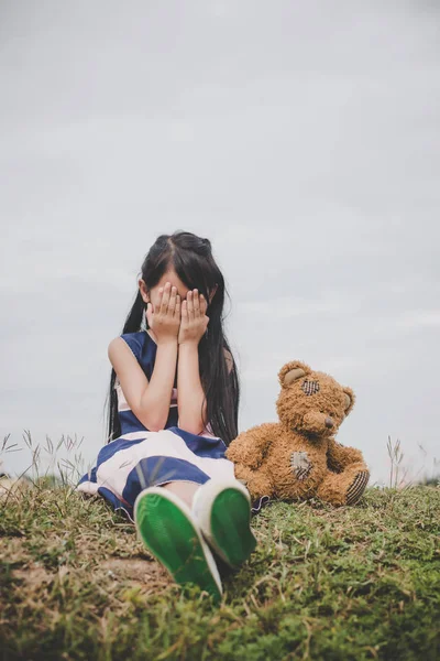 Niña Sentada Con Oso Molesto Campo Prados —  Fotos de Stock