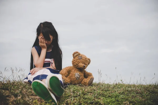 Niña Sentada Con Oso Molesto Campo Prados —  Fotos de Stock