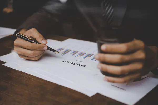 Geschäftsmann Analysiert Mit Seiner Arbeit Café — Stockfoto