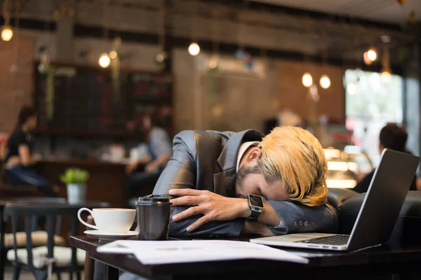 Unavený Podnikatel Pohár Zdřímnout Kavárně Při Práci Jeho Laptop — Stock fotografie