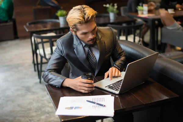 Young Businessman Holding Cup Coffee While Working Laptop Computer Coffee — Stock Photo, Image