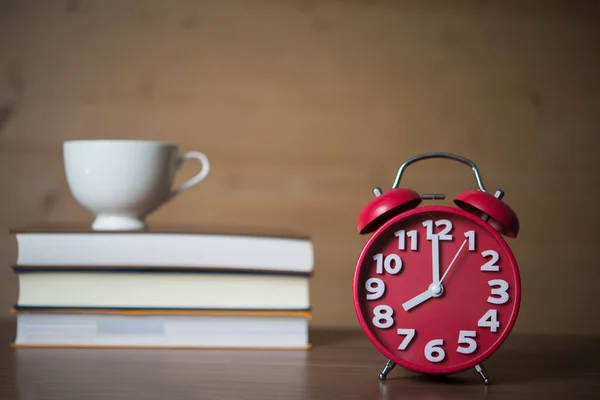 Reloj Despertador Las 8Am Pila Libros Con Taza Café Sobre —  Fotos de Stock