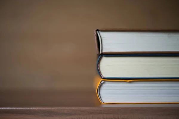 Montón Libros Sobre Mesa Madera Concepto Educativo — Foto de Stock