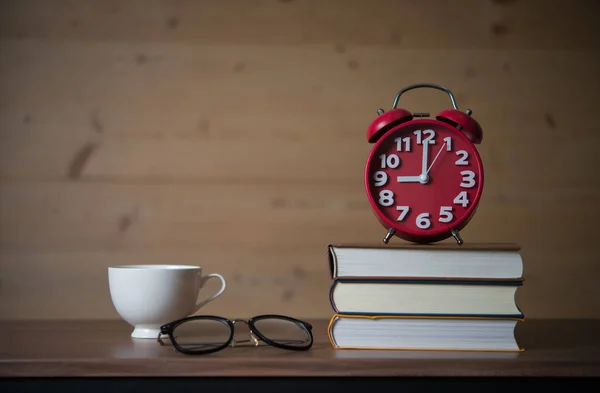 Sveglia Alle Mattina Pila Libri Con Bicchieri Una Tazza Caffè — Foto Stock