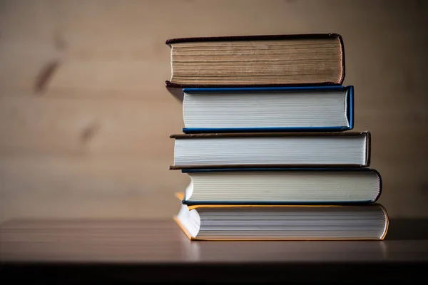 Montón Libros Sobre Mesa Madera Concepto Educativo — Foto de Stock