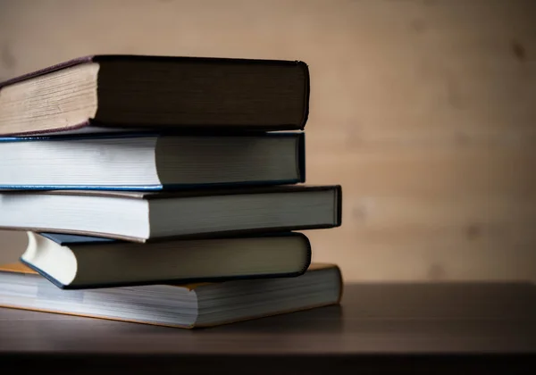 Montón Libros Sobre Mesa Madera Concepto Educativo — Foto de Stock