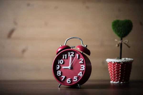 Árbol Corazón Con Despertador Rojo Mesa Madera — Foto de Stock