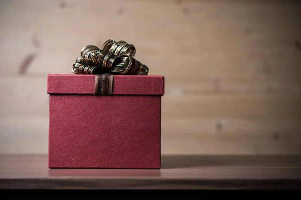 Geschenk Mit Rotem Satinband Auf Holztisch Für Promi Konzept — Stockfoto