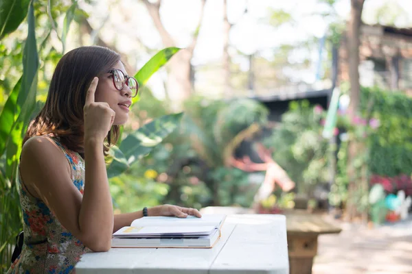 Jeune Femme Hipster Lisant Des Livres Dans Jardin Maison Avec — Photo