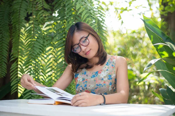 Jonge Hipster Vrouw Lezen Van Boeken Huis Tuin Met Natuur — Stockfoto