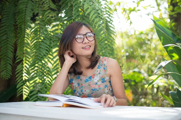 Joven Mujer Hipster Leyendo Libros Jardín Casero Con Naturaleza Concepto — Foto de Stock