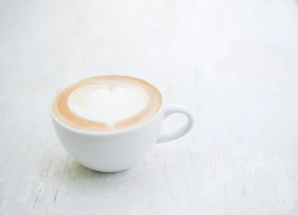 Tasse Latte Art Herzform Kaffee Auf Weißem Tisch — Stockfoto