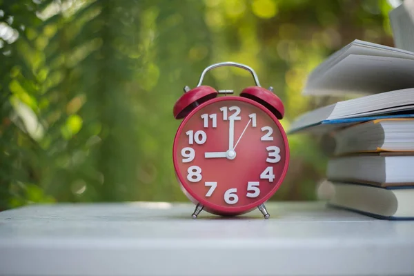 本ホーム自然庭園の背景に赤い目覚まし時計 — ストック写真