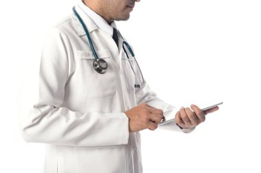 Gri izole bir tablet pc tutan genç tıp doktoru.