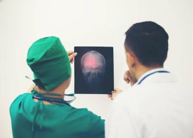 Göğüs röntgen filmi hastanın hastanede tutan doktor.