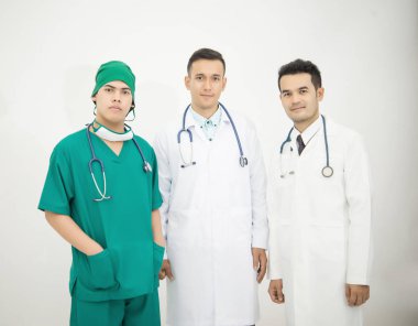 Grup beyaz arka plan üzerinde üzerinde stetoskoplar ile tıp doktoru