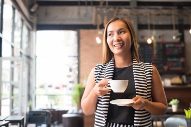 Asyalı kadın kafede kahve ile rahatlatıcı. Kadın yaşam tarzı kavramı.