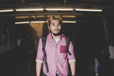 Yakışıklı adam geceleri sokak seyahat üzerinde ayakta sakallı.