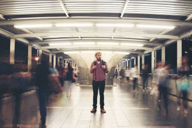 Yakışıklı adam sokakta geceleri seyahat sırt çantası konumu olan sakallı.