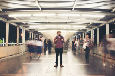 Yakışıklı adam sokakta geceleri seyahat sırt çantası konumu olan sakallı.