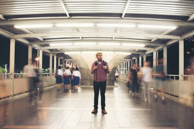 Yakışıklı adam sokakta geceleri seyahat sırt çantası konumu olan sakallı.