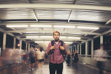 Yakışıklı adam sokakta geceleri seyahat sırt çantası konumu olan sakallı.