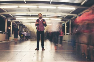 Yakışıklı adam sokakta geceleri seyahat sırt çantası konumu olan sakallı.