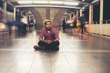 Hipster geceleri seyahat ederken katta oturan adam sakallı. Yalnız seyahat için yalnız hissediyorum.