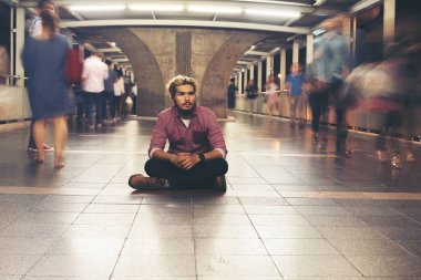 Hipster geceleri seyahat ederken katta oturan adam sakallı. Yalnız seyahat için yalnız hissediyorum.