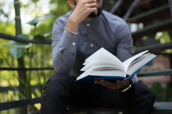 Genç Hipster Sakal Adam Bahçe Doğa Ile Kitap Okuma Eğitim — Stok fotoğraf