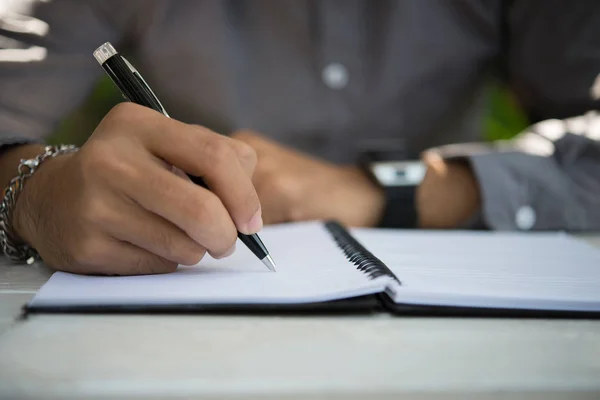 Hipster Hombre Educación Escribiendo Bloc Notas Mientras Sienta Relajante Jardín — Foto de Stock