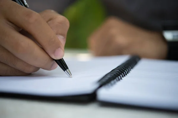 Hipster Hombre Educación Escribiendo Bloc Notas Mientras Sienta Relajante Jardín — Foto de Stock